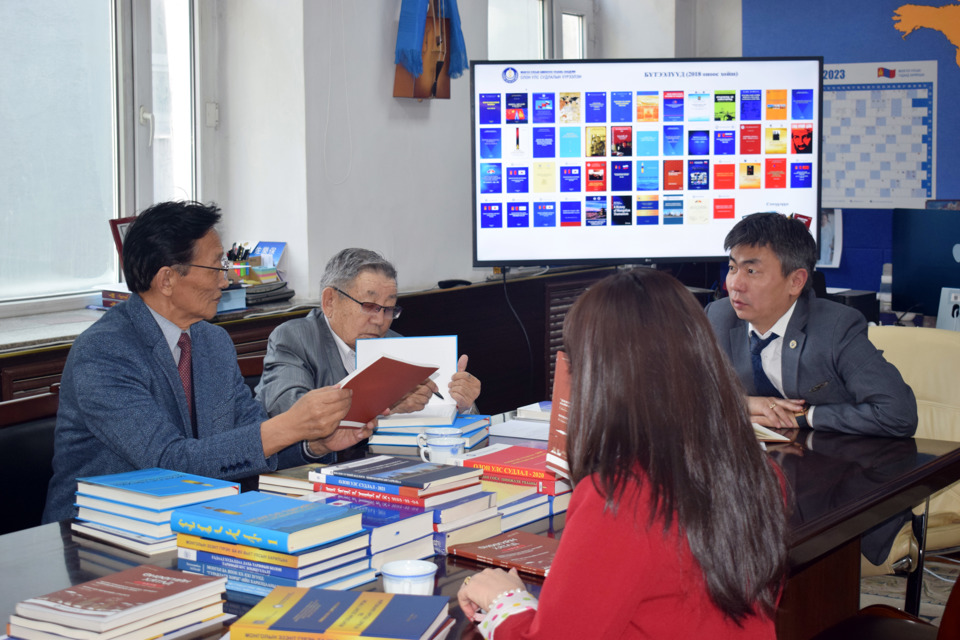 ШУА-ийн Нийгмийн шинжлэх ухааны салбарын Бага чуулганы удирдлага Олон улс судлалын хүрээлэнд ажиллав