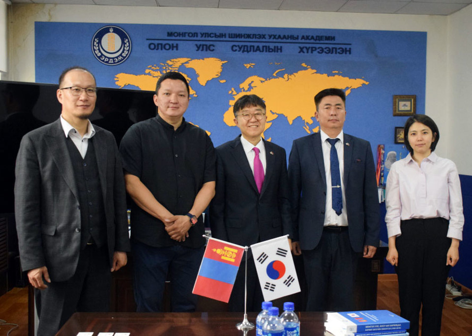 БНСУ-аас Монгол Улсад суугаа Онц бөгөөд Бүрэн эрхт элчин сайд Чой Жин Вон ШУА-ийн Олон улс судлалын хүрээлэнд зочлов